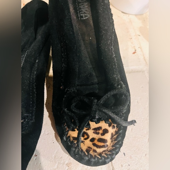 Minnetonka VGUC moccasins - Picture 2 of 3